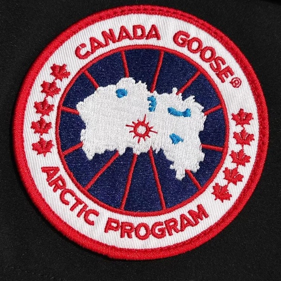 🍒 Canada Goose Black Puffer Jacket with Fur Trim - Picture 5 of 7